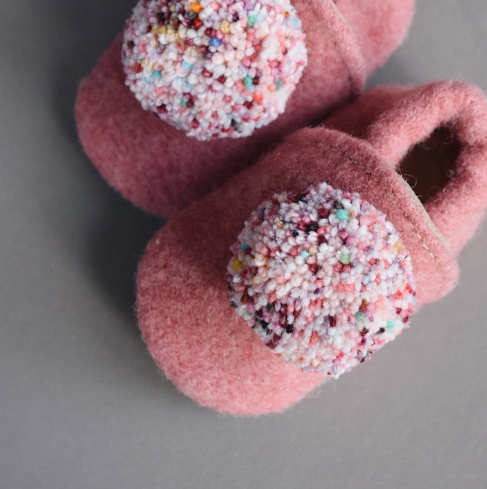 size 3/4 (5") - wool pompom shoes - 307